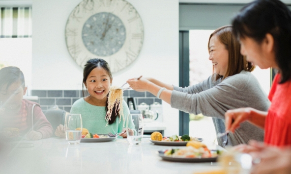 4 chi tiết của trẻ trên bàn ăn là dấu hiệu bạn nuôi dạy con quá thành công: Trẻ lớn lên đi đâu cũng được chào đón