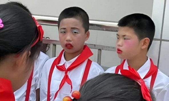 Bức ảnh nhóm học sinh diễn văn nghệ khiến người nghiêm túc nhất cũng phải phì cười: Bao ký ức tuổi thơ ùa về!