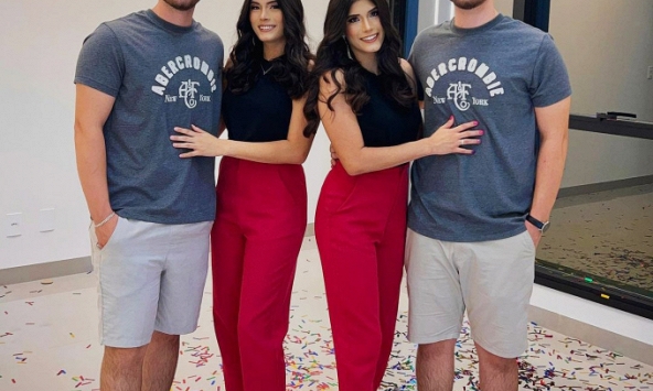 Độc lạ hẹn hò: 2 cặp song sinh yêu nhau và tiết lộ cách để họ không bị ôm hôn nhầm