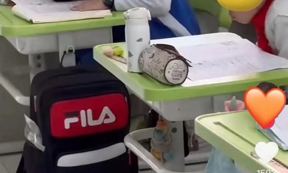 Đang coi thi thì phát hiện hành động lạ của học sinh, cô giáo cố nhịn cười, lén quay lại video: Đúng là chuyện hài có 1-0-2