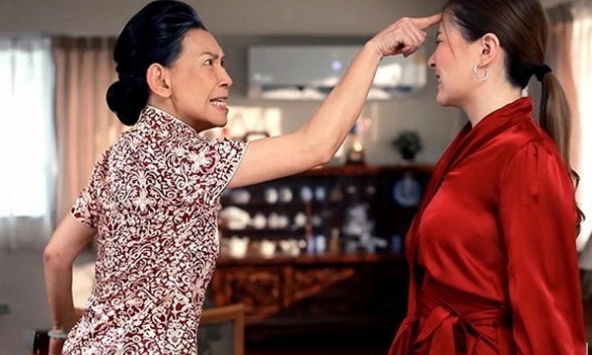 Thấy chồng luôn tránh mặt mình mỗi khi nghe điện thoại của mẹ chồng, vợ tìm ra lí do thì hoàn toàn chết lặng