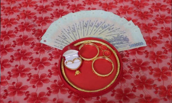 Yêu nhau 3 năm cô gái đòi gần 2 tỷ làm 'lễ đen' nhưng bị chồng chưa cưới phát hiện bí mật 'kinh khủng'