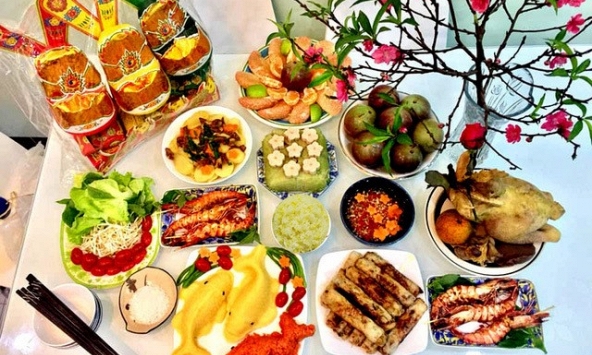 Vợ làm mâm cúng ông Công thì chồng chê bai nhưng một tiếng động mạnh khiến anh rúm ró chạy vào bếp