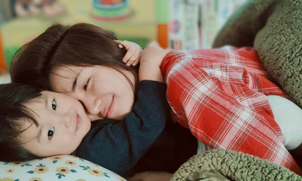 Hoà Minzy cho con chơi trò này: Không chỉ nghịch cho vui mà còn mang lại rất nhiều lợi ích vận động, rèn trí não cho trẻ