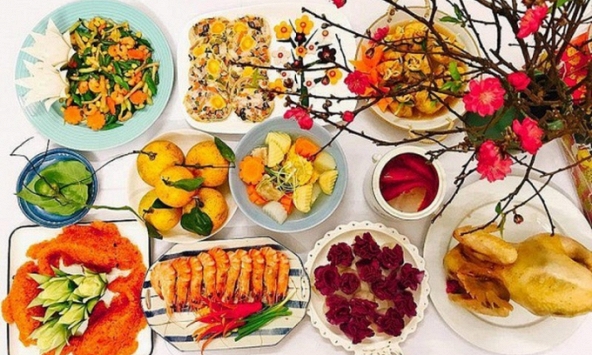 Đặt mâm cỗ cúng, nàng dâu bị mẹ chồng trách 'chỉ biết tiêu tiền chồng' cho đến khi bà biết thu nhập thật sự của cô 