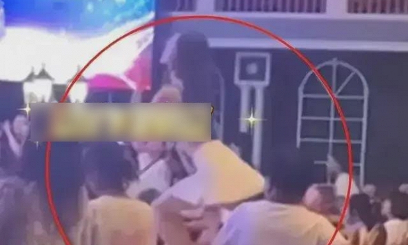 Cô giáo mầm non trình diễn vũ điệu trên sân khấu, phụ huynh tranh cãi: Tuyệt đối không cho bố đón con!