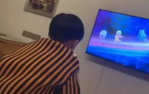 Giao điện thoại cho con vài phút, cặp vợ chồng không ngờ hành trình về quê ăn Tết bị đảo lộn, cư dân mạng xem mà xót giùm