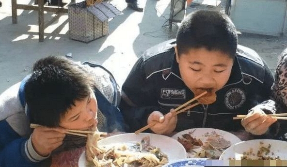 Vui vẻ dẫn con trai đi họp lớp cùng, đến lúc về nhà, tôi chết lặng khi kiểm tra tin nhắn điện thoại