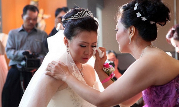 Nhà trai đòi đón dâu vào 30 Tết, biết được lí do ngược đời bố cô dâu kéo tay con gái ra về thẳng