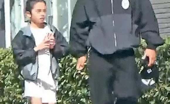 Con gái Dương Mịch bị chụp ảnh lúc tan học, chỉ 1 bức ảnh mà khiến cả bố và mẹ nhận 'mưa' chê trách từ cộng đồng mạng