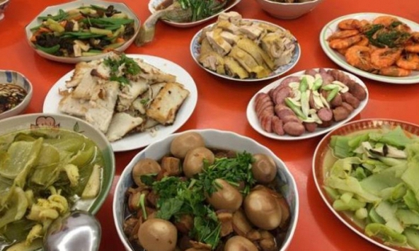 Một mình nấu mâm cơm Giao thừa cho cả nhà chồng 14 người, nàng dâu có màn xử lý đỉnh như phim