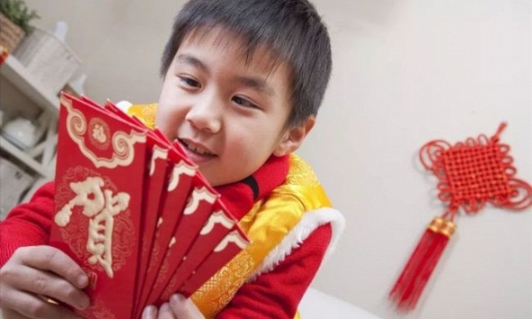 Ngay khi thấy bác hàng xóm sang xông nhà, con tôi buột miệng nói 1 câu khiến bố mẹ tái mặt, mới đầu xuân đã phải rối rít xin lỗi