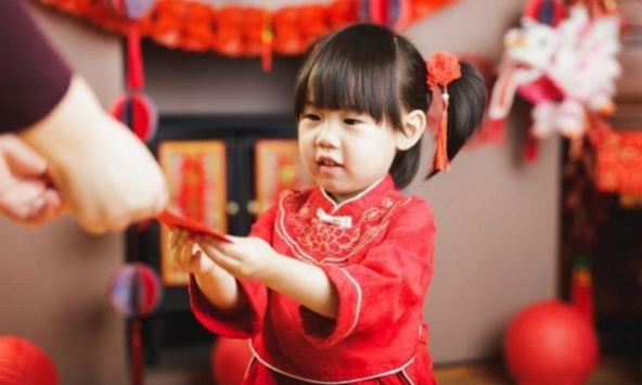 Bà ngoại lì xì cháu 10 triệu, trong khi bà nội chỉ cho 1 triệu: Ông bố đang muối mặt, nghe vợ giải thích liền vỡ lẽ