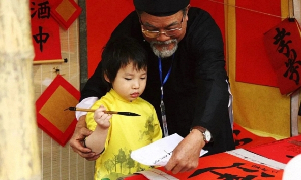 Không phải mùng 1, hôm nay mới là ngày đẹp để khai bút, cha mẹ cùng con viết lời hay vào các giờ sau để có 1 năm 'nở hoa'