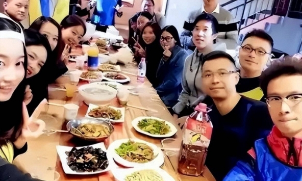 Buổi họp lớp đầu năm đang vui vẻ, khi thức ăn được dọn ra, tôi liền đứng dậy đi về, ngay lập tức rời khỏi nhóm lớp