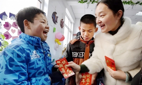 Con mình được bác lì xì tận 500 nghìn, các cháu khác chỉ được mừng 100 nghìn, may người mẹ có câu 'chữa cháy' cực khéo