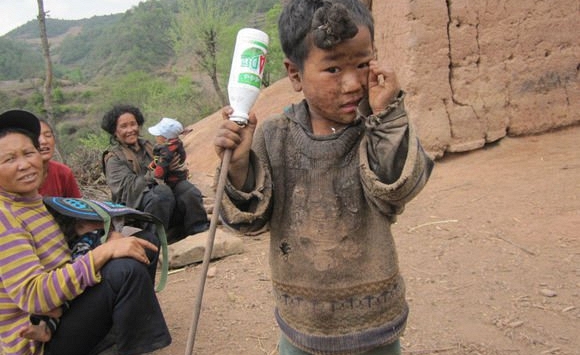 “Hiệu ứng lồng chim” cho thấy: Những gia đình nghèo lâu năm rất dễ mắc phải 2 thói quen xấu này