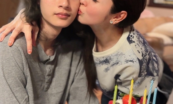 Khoe ảnh con trai đẹp trai như tài tử, Hoa hậu Jennifer Phạm bất ngờ được khen: Chắc hẳn là một bà mẹ tâm lý!