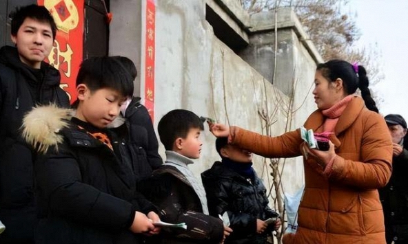 Sau khi đi chúc Tết họ hàng, tôi giật mình nhận ra 'điểm chí mạng' khiến con mình luôn rụt rè, không xuất sắc như con nhà người 