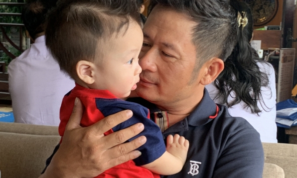 Bằng Kiều khoe video con trai thứ 4 đi học ngày đầu tại ngôi trường tư thục nổi tiếng, xem mà ngỡ ngàng: Bé ngoan ngoãn, tự giác quá!