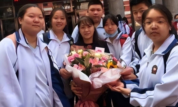 Sau khi tốt nghiệp, tại sao 'học sinh giỏi' thường ít thăm thầy cô cũ hơn 'học sinh kém'? Giáo viên đưa ra 3 lý do gây tranh cãi