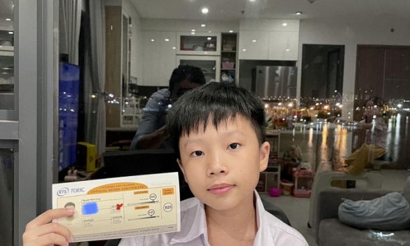 Cậu bé lớp 6, học trường công, thi TOEIC đạt 920 điểm, trước đó được loạt công ty mời thực tập: Nghe cách dạy của bố mà nể!