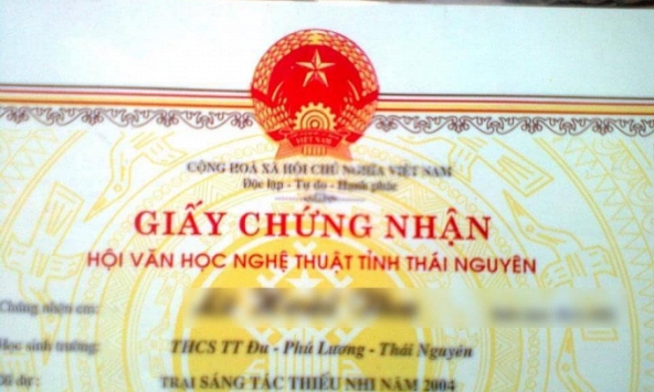 Khoe tờ giấy chứng nhận từ năm cấp 2, cô gái khiến dân tình nghi ngờ: Thực sự có người sinh ngày này?