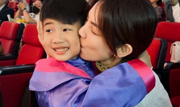 Đúng là 'miệng hại thân', đang có cuộc sống ai nấy ghen tỵ, nữ ca sĩ cao hứng tiết lộ 1 câu mà 'toang' cả hình tượng mẹ đảm