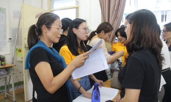 Một vấn đề đang được phụ huynh TP.HCM tranh luận rất 'hăng': Là biết ơn, đáng hoan nghênh hay xúc phạm, khiến giáo viên xấu hổ?