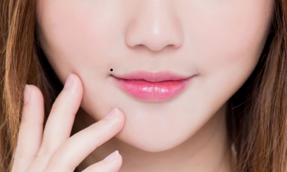 Nốt ruồi trên miệng phụ nữ có ý nghĩa gì, hóa ra chúng tiết lộ rất nhiều điều về tính cách lẫn số mệnh