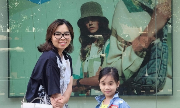 Chồng nói với con: 'Chỉ khi nào sông Đà hết nước thì tiền trong ví bố mới hết', bà mẹ Hà Nội có cách ứng xử điểm 10