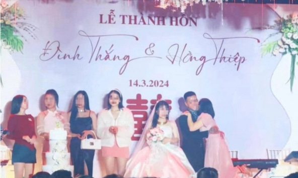 Độc lạ Hà Nam: Cô dâu tươi như hoa nhìn dàn người yêu cũ lên sân khấu ôm tạm biệt chú rể