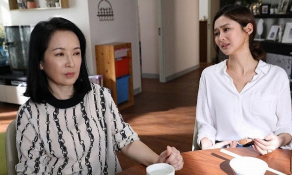 So sánh con dâu với người yêu cũ của con trai ngay trong bữa cỗ, mẹ chồng được phen 'ngượng chín mặt'