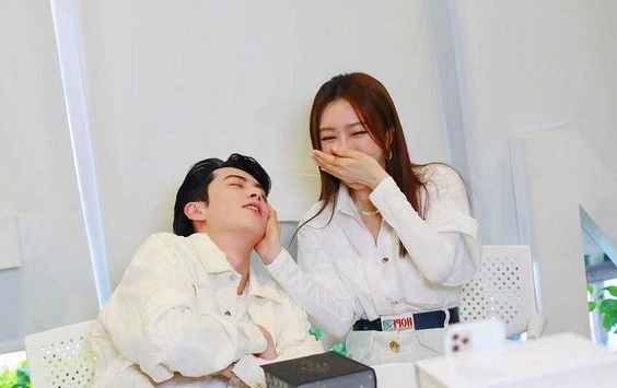 7 kiểu đồng nghiệp nữ của chồng các bà vợ nên 'dè chừng'