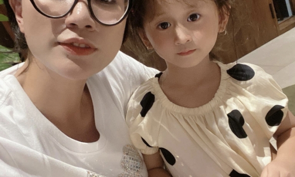 Trang Trần đi bê phở ở Mỹ, con gái ở nhà tự làm điều này khiến cô hạnh phúc khen: Rất ngoan và ý thức