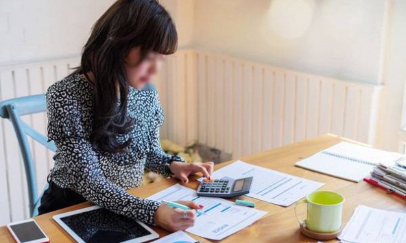 Bà mẹ xin tư vấn cách giảm bớt chi tiêu, ngó qua tiền học mà 'sang chấn: Học 1 tháng bằng gia đình người khác tiêu 90 ngày