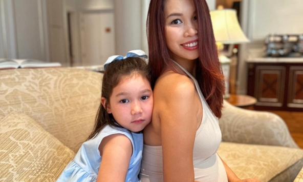 Đang đi đường thì thấy một người bị mù mắt, con gái Hà Anh thắc mắc rồi nói 1 câu khiến mẹ tan chảy cả trái tim: Quá ngọt ngào!