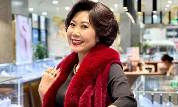 Vai diễn 'nhiều tiền, ít học' đang gây sốt màn ảnh: Ngoài đời rất nghiêm khắc, nghe cách cô bảo vệ con khỏi những mối nguy hiểm mà nể