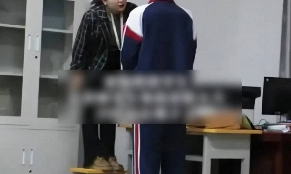 Nam sinh bị cô giáo mắng nhưng cả lớp không nhịn nổi cười: Nhìn thứ cô giáo đang giẫm lên, khó lòng nghiêm túc nổi!