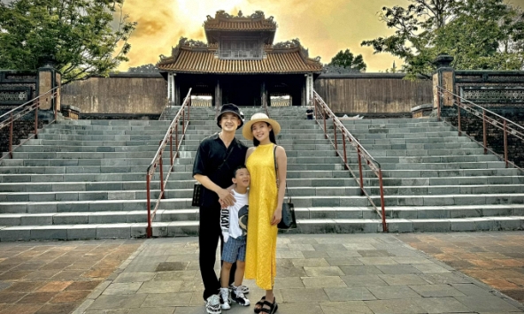 Lương Thế Thành đăng ảnh đưa con trai đi du lịch, đọc chia sẻ mà ai nấy xuýt xoa: Con trai học giỏi quá chừng!