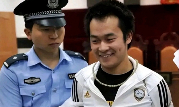 Bức ảnh 'sát nhân mỉm cười' kỳ lạ khiến nhiều người khó hiểu: Sự thật đằng sau là bài học dạy con không bao giờ cũ