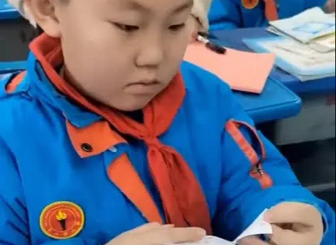 Học sinh bị các bạn cười nhạo vì mơ ước trở thành nhân viên bảo vệ, cô giáo viết 10 từ đơn giản mà 'cứu rỗi' cả cuộc đời 