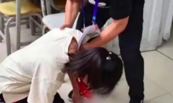 Quên tô phiếu đáp án khi thi đại học, nữ sinh quỳ xin giám thị cho thêm cơ hội nhưng không được và cái kết viên mãn 1 năm sau