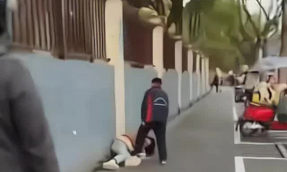 Bức ảnh 2 người ẩu đả trên phố thu hút sự chú ý, tìm hiểu mối quan hệ, ai nấy lắc đầu: Hỏng cả 1 thế hệ