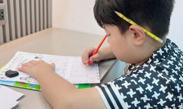 Cho con học trường tư xịn, thuê cả gia sư, vợ cũ Việt Anh vẫn... 'trầm cảm' vì con trai học kém, làm bài kiểm tra nộp giấy trắng 