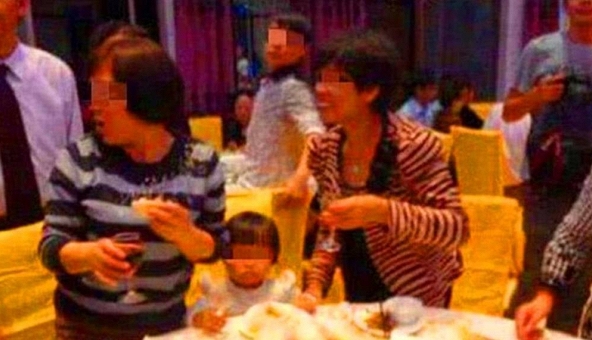 'Lỡ dại' đưa con đi họp lớp, về nhà tôi bị loại ra khỏi nhóm trò chuyện chung, tình bạn 20 năm cũng tan vỡ