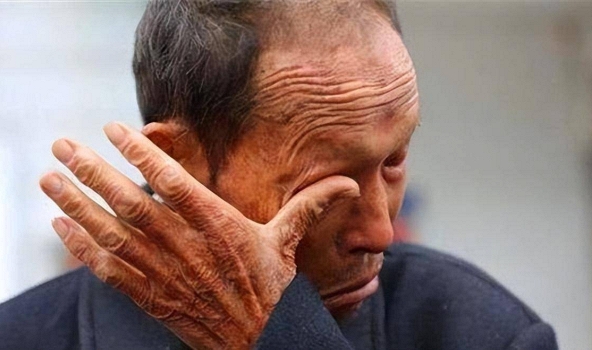 3 kiểu 'gặm nhấm' người già mới đang tràn lan: Cha mẹ hoàn toàn không hay biết và vẫn cho rằng con cái rất hiếu thảo