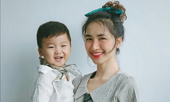 Hoà Minzy đăng clip đón con ở sân bay sau 1 tháng xa cách, bạn trai cũ nói 1 câu mà cả 2 được khen: Dạy con văn minh quá