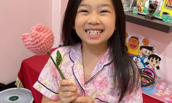 Con gái cố diễn viên Mai Phương càng lớn càng giống mẹ: Vừa xinh xắn vừa khéo tay, nghe bảo mẫu kể chuyện học mà phì cười