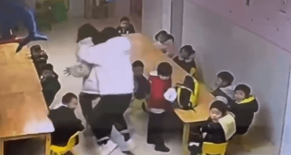 Đoạn clip hai cô giáo chạy quanh lớp thu hút sự chú ý, nhiều phụ huynh gay gắt: Tôi sẽ chuyển trường
